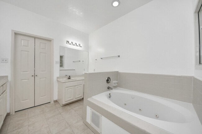 Building Photo - 3138 Waters View Dr