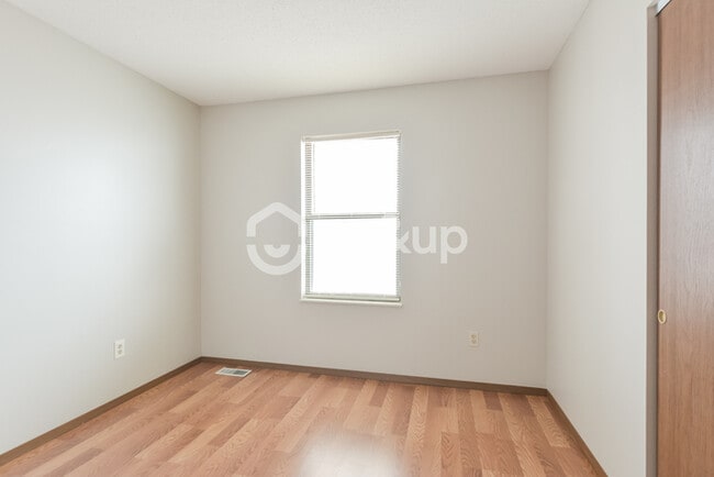 Building Photo - Fantastic 3bd/2ba home! Coming soon!