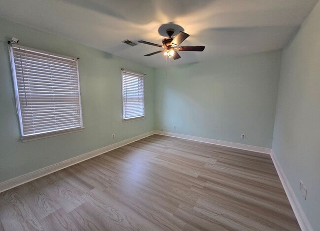 Building Photo - 117 E Clinton Dr SW