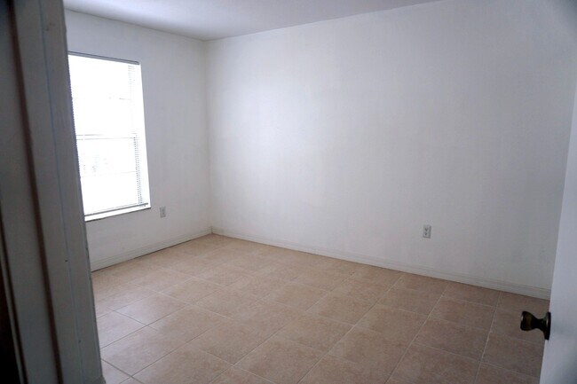 Building Photo - 3640 Meriden Ave