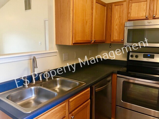 Building Photo - Great 3 Bedroom 2 Bathroom Ranch Style Hom...