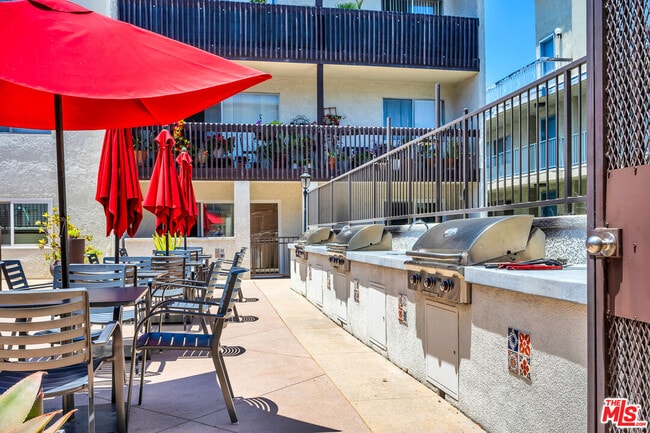 Building Photo - 5334 Lindley Ave