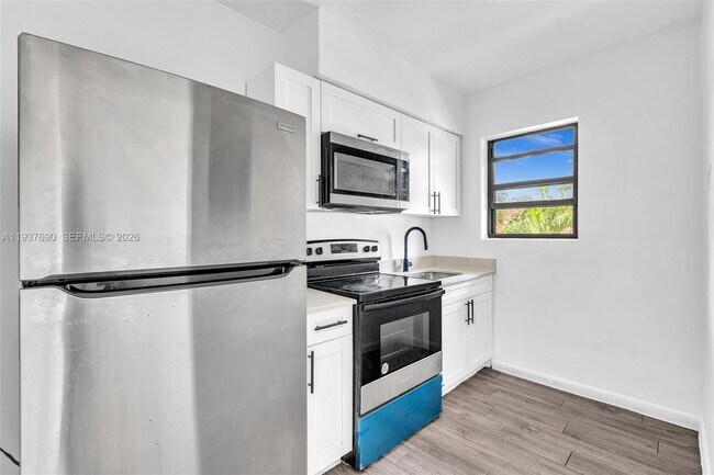 Building Photo - 1027 SW 3rd St