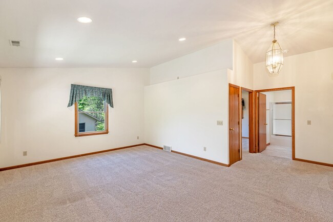 Building Photo - 151-163 E Jones