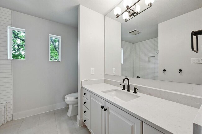 Building Photo - 1305 Kenwood Ave