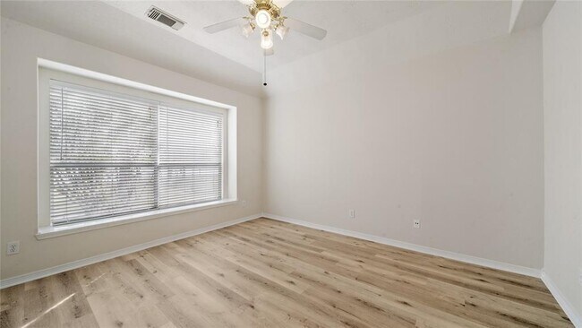 Building Photo - 9219 E Lakeside Dr