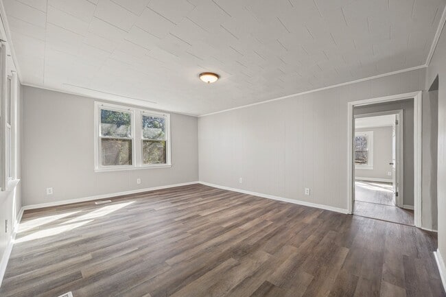 Building Photo - Freshly painted 3-bed, 2-bath home in the firestone are of Gastonia!