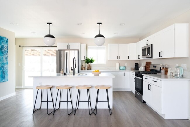 Building Photo - Fully remodeled!