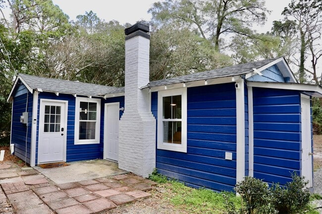 Building Photo - 4928 Oleander Dr