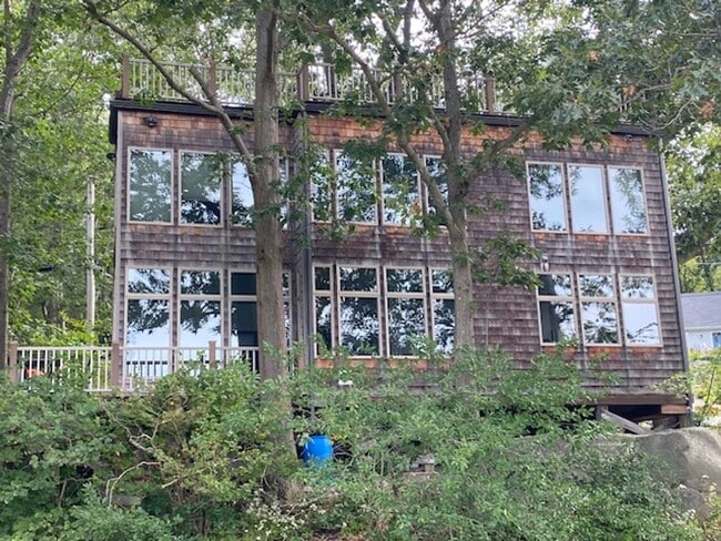 Building Photo - Year-Round Riverfront Home in Gloucester (Pet-Friendly)