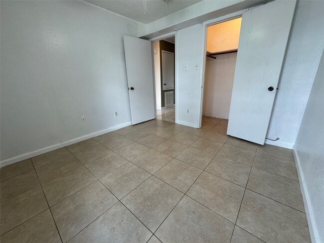 Building Photo - 4703 Rivertree Ln