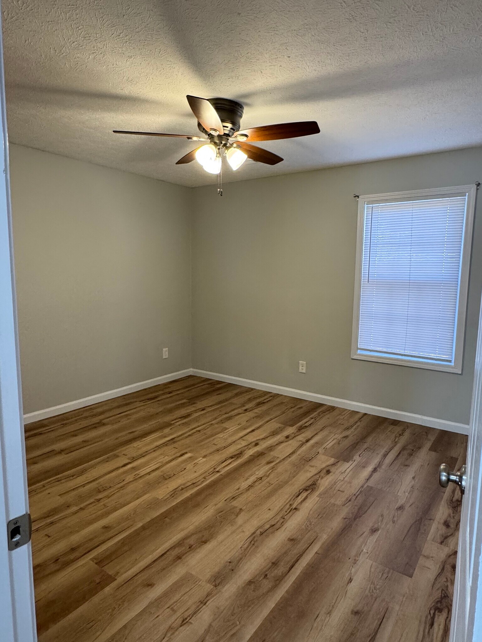 Building Photo - 143 School Side Dr