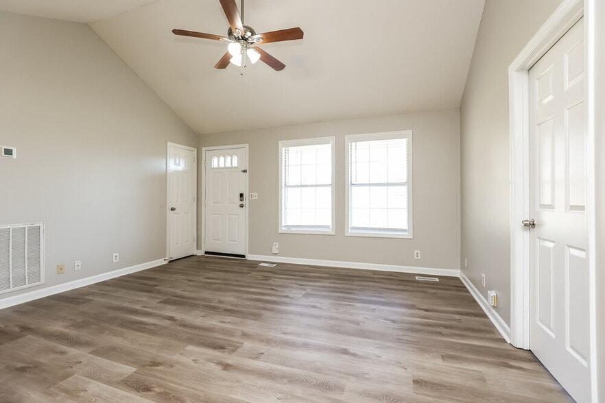 Building Photo - 121 Lee Ct