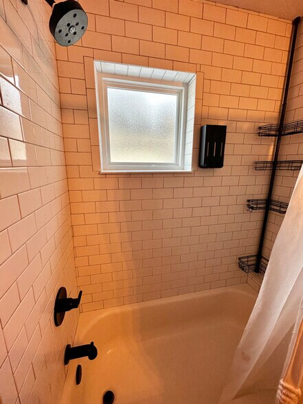 Building Photo - 579 McIntosh Rd