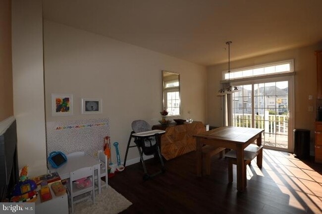 Building Photo - 308 Garden View Square