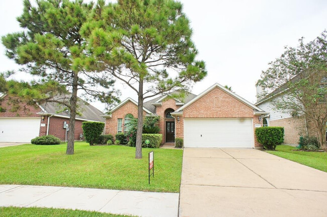 Building Photo - Great Location in Pearland.