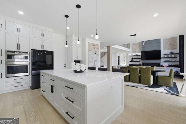 Building Photo - 556 Versailles Dr