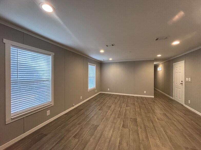 Building Photo - 116 E Semands St