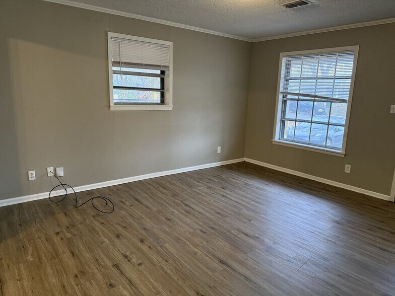 Building Photo - 2403 Danny St