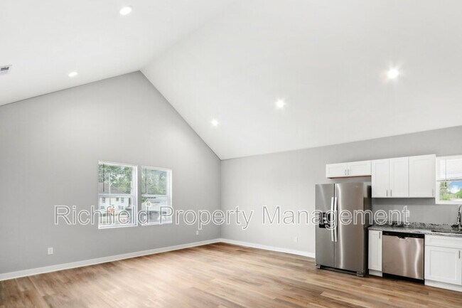 Building Photo - 2034-B E Maryland St