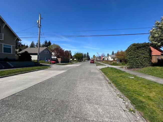 Building Photo - Stunning 2 bd 1 ba House with a basement a...