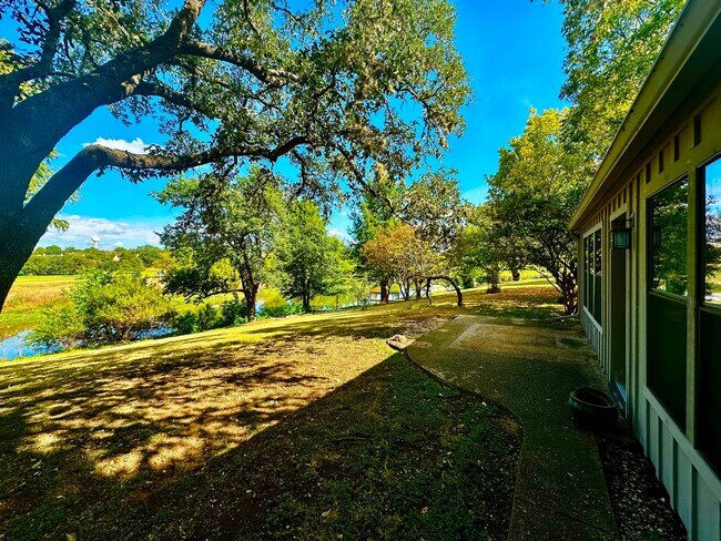 Building Photo - Creekside Home