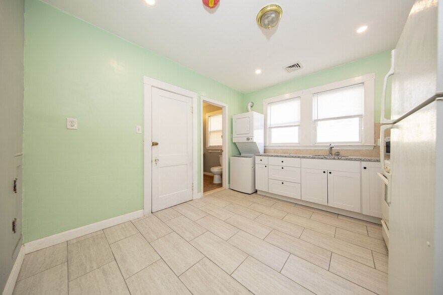 Building Photo - 20 Priesing St