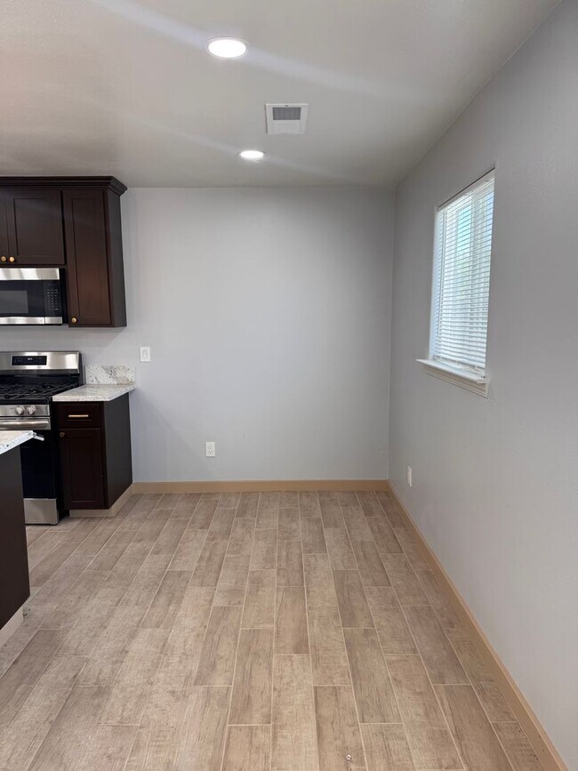 Building Photo - Newly Remodeled 2 Bedroom, 2 Bath Back House