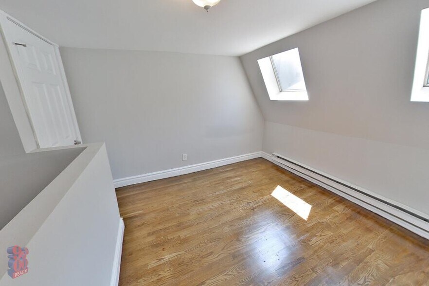 Building Photo - 219 E 23rd St