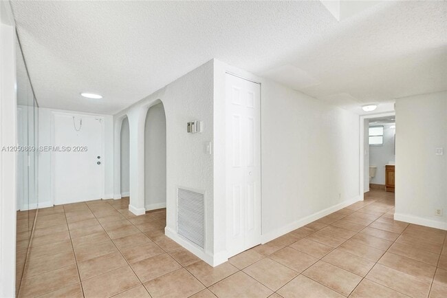 Building Photo - 8798 Holly Ct