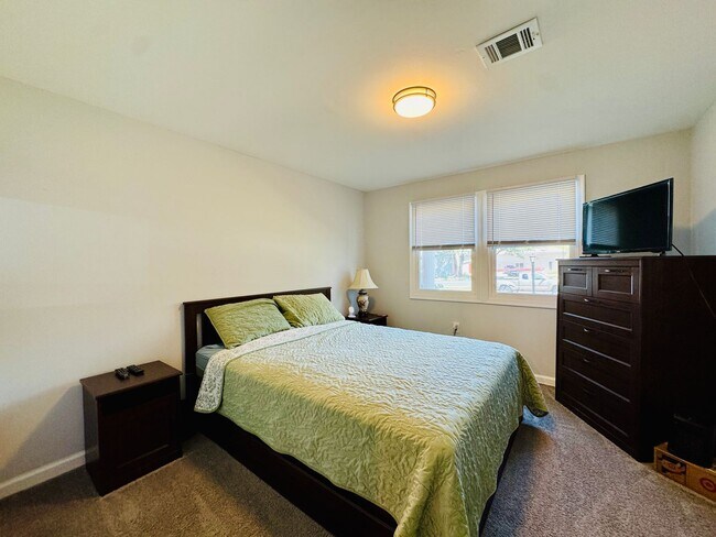 Building Photo - BEAUTIFULLY UPDATED HOME - WOODBRIDGE