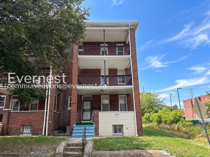 Building Photo - 2440 Callow Ave