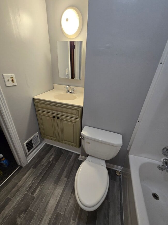 Building Photo - Renovated & Move-In Ready 2BR/1BA Home