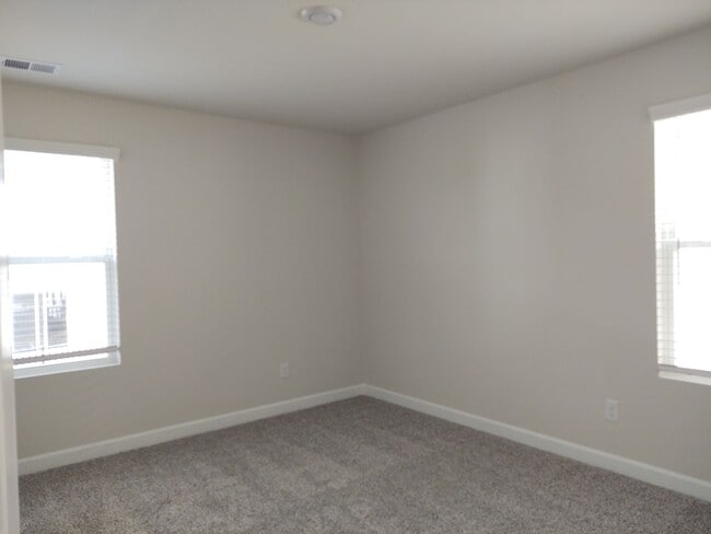 Building Photo - Beautiful, Pristine move in ready home loc...