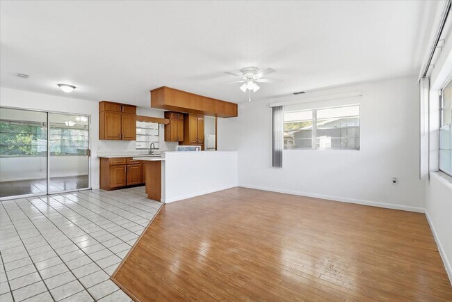 Building Photo - Charming  Florida 2 Bedroom Bungalow with an Additional Bonus/Sunroom, Covered Parking & Patio