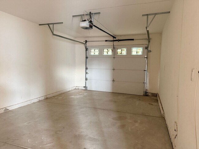 Building Photo - 9236 Peach Ave