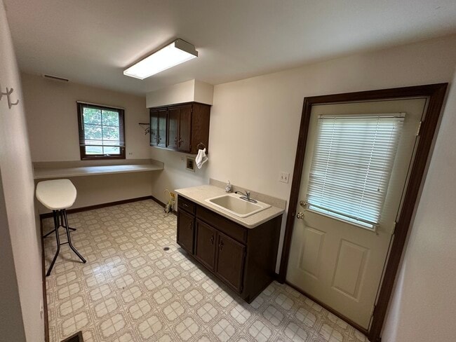 Building Photo - 1055 Knollwood Ln