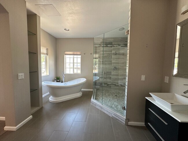 Building Photo - $250 Move-In Special! Updated 3 bedroom 2 bathroom home ready to welcome you HOME!