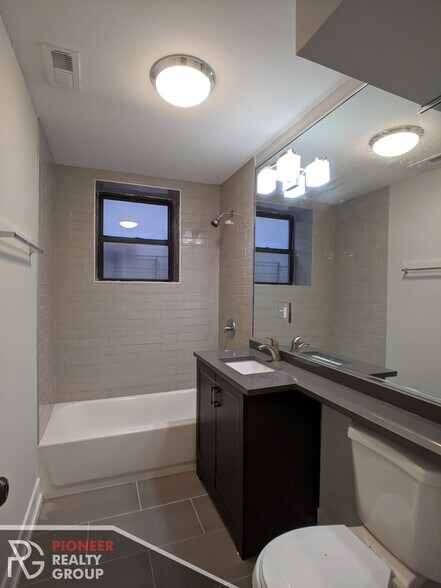 Building Photo - 812 W Waveland Ave