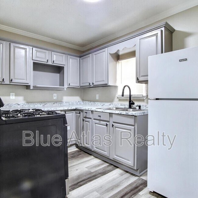 Building Photo - 7838 Maxwell Ave