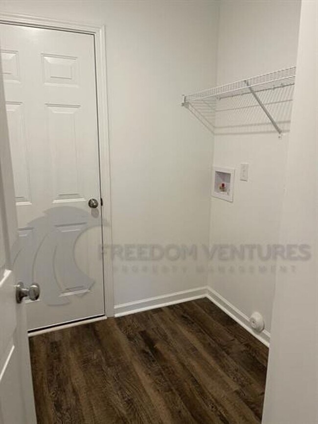 Building Photo - Modern 3-Bedroom Home with Spacious Backya...