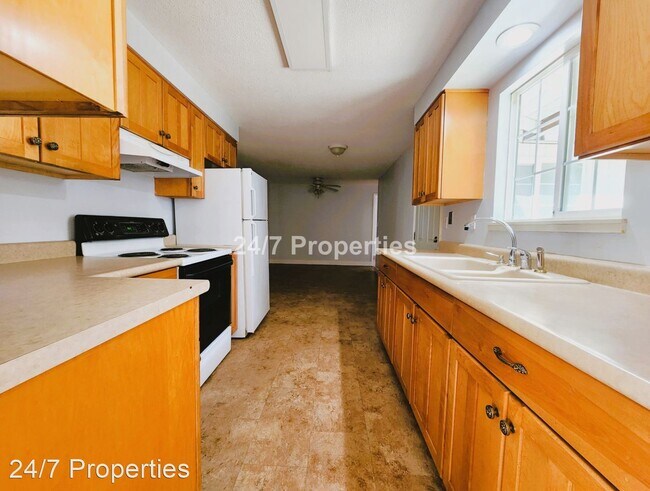 Building Photo - 3 br, 2 bath House - 3029 SE Swain Ave