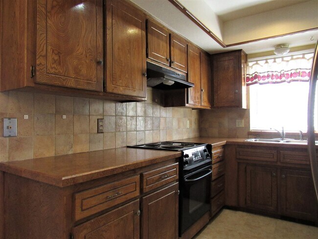 Building Photo - Yukon home for lease!!  3 bed/2 Bathroom w...