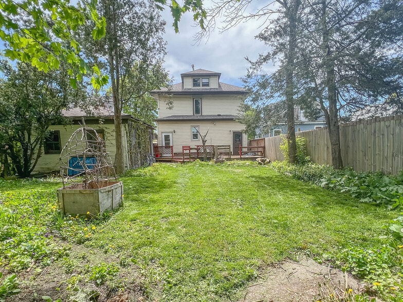 Building Photo - 1218 Bluff Ave