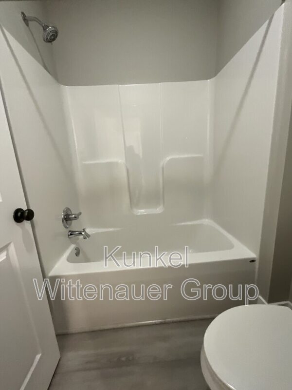 Building Photo - 1212 Hickory Point Dr