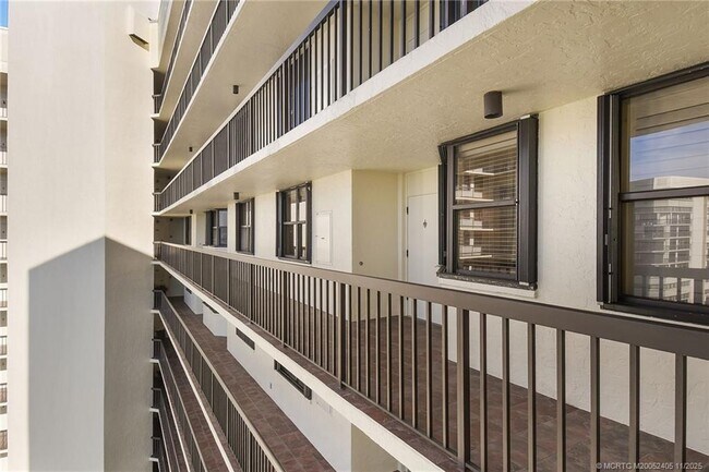 Building Photo - 9550 S Ocean Dr