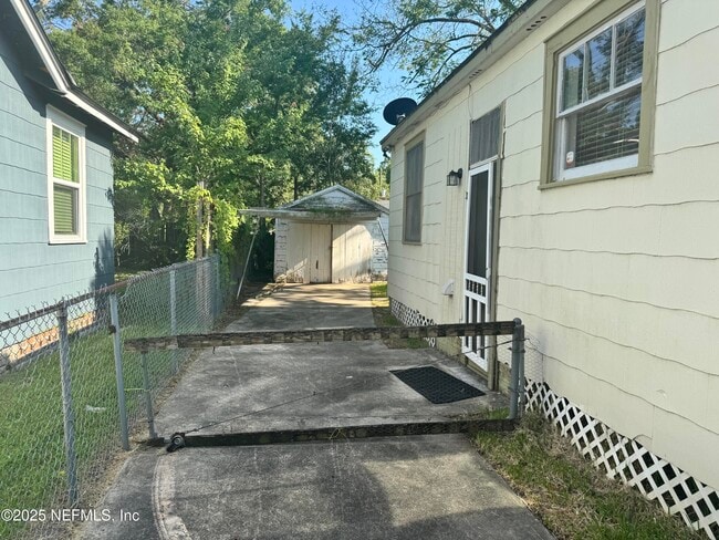 Building Photo - 4050 Dellwood Ave