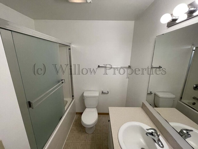 Building Photo - 3 Bedroom Lakewood Duplex