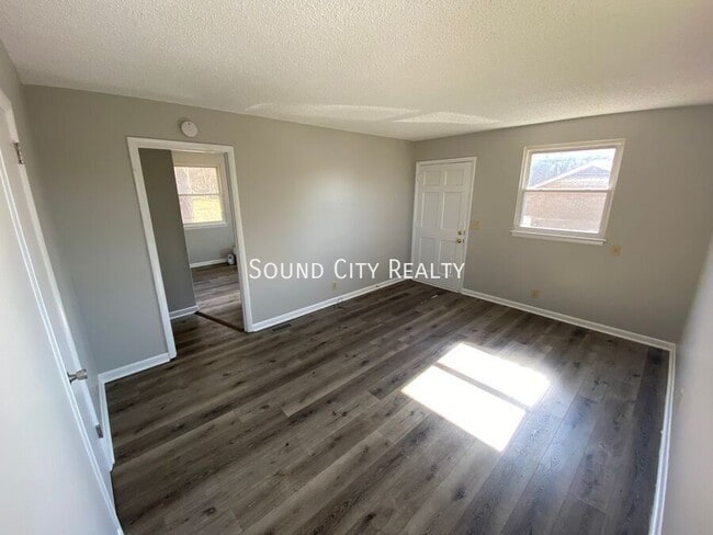Building Photo - 923 Oak Vale Dr
