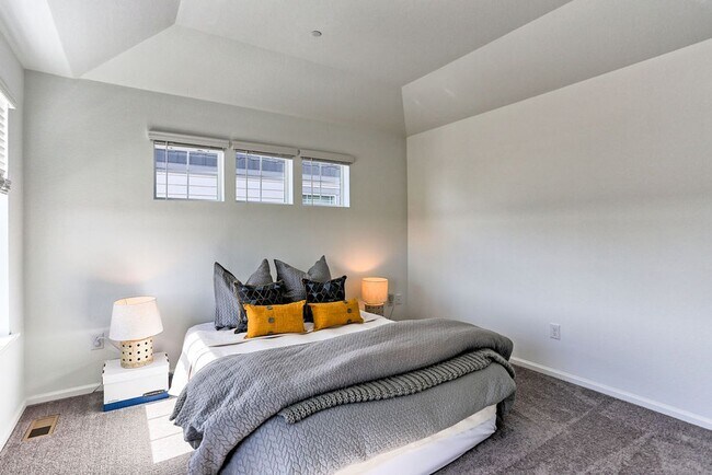 Building Photo - 3 Bedroom 3 Bath in Mosaic!
